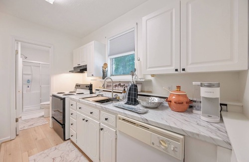 Idlewild House | Charming Cottage on 70 acre Horse Ranch, 14 miles from I-40, Carroll County, TN