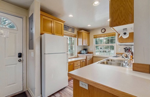 McCall Cottage | Charming cottage with deck, yard & firepit - walk to lake & downtown