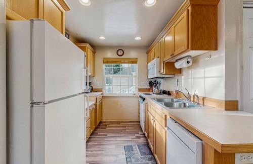McCall Cottage | Charming cottage with deck, yard & firepit - walk to lake & downtown