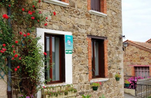 Bussieres Cottage | Charming cottage with garden, WiFi, pets allowed