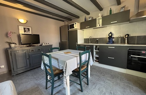 Les Brugassieres Apartment | Charming country house in the heart of the vineyards with outdoor Jacuzzi