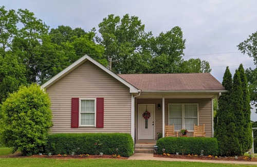 Franklin House | CHARMING COUNTRY COTTAGE, in Leipers Fork on 2 acres.
