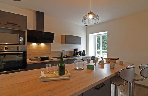 Merri Cottage | Charming country house with garden, game room, WiFi, and modern amenities near village shops