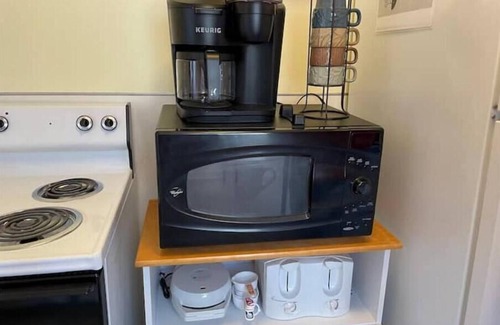 Three Oaks House | Charming/Cozy 2 BR 1 Bath steps from downtown.nn