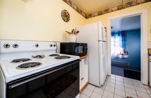 Three Oaks House | Charming/Cozy 2 BR 1 Bath steps from downtown.nn