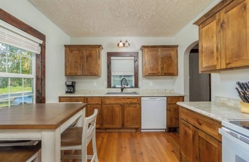 Lebanon House | Charming craftsman home centrally located to multiple state parks.