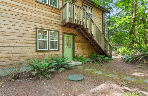 South Colby Cottage | Charming Creekside Studio Near Ferries to Seattle