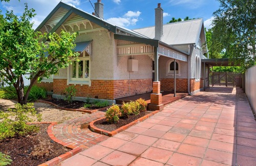Albury House | Charming Crisp St Cottage Escape- pet friendly home in perfect location - Three bedroom cottage with three queen bedrooms