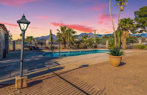 Tucson Apartment | Charming dog-friendly, 2BR-1BA with Pool, Mountain Views - Low Summer Rates!