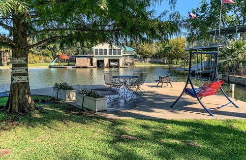 Kingsland House | Charming dog-friendly lakefront home with lake view, dock, & washer/dryer