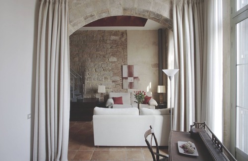 Ciutat Vella Condo | Charming duplex Artistic Heritage of the XVth Century Catalan Gothic Style.