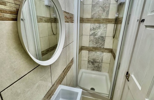 Valence House | Charming En-suite bedroom in peaceful House Dagenham with WiFi