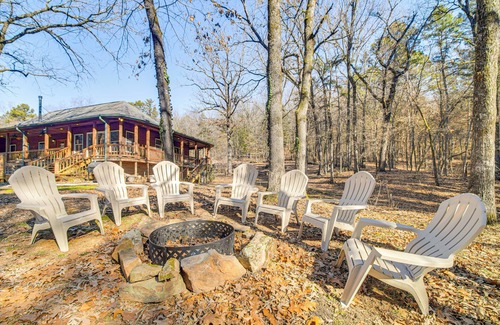 Clarksville House | Charming Family Cabin w/Fire Pits in Clarksville