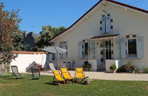 Artenay Cottage | Charming Family Cottage with Garden, Near Orléans & Châteaus, Sleeps 10