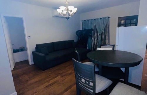 Queens House | “Charming Family-Friendly Home in a Peaceful Neighborhood- With Pool