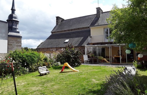 La Meaugon House | Charming family home by the lake and near the sea