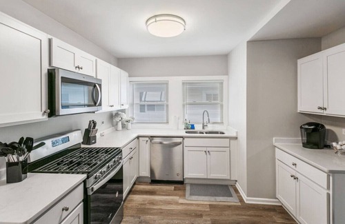 Waukegan House | Charming Family home near Great Lakes Naval Base!