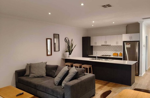 Newport House | Charming Family Retreat with Private Garden - Close to Beach and City