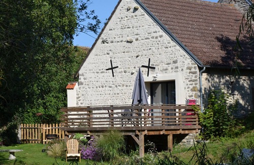 Chilleurs-aux-Bois Cottage | Charming farm stay with terrace and pond view