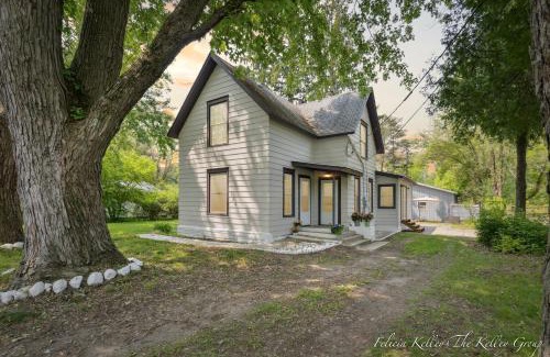 Howard City House | Charming Farmhouse by Stream and fire pit