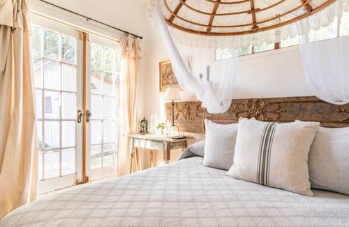 Merced County Other | Charming Farmhouse & Historic Barn Escape – Pool, Pizza Oven and Outdoor Charm