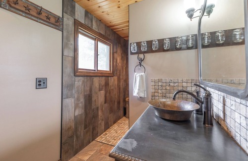 Anna Other | Charming farmhouse on a beautiful horse ranch-Shawnee Hills Wine Trail