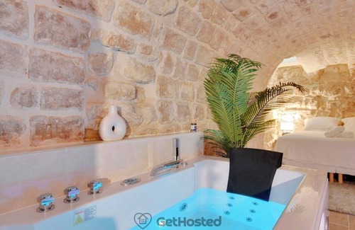 Quartier de la Porte-Saint-Denis Apartment | Charming flat with Jacuzzi in the heart of Paris - GetHosted