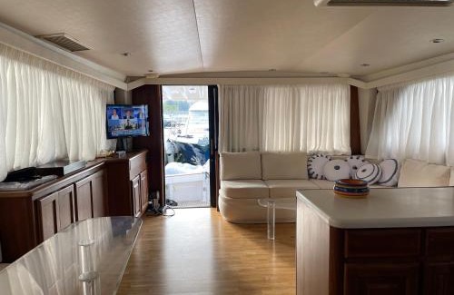Kallithea Boat Rental | Charming floating house