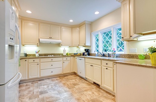 Flushing Township Cottage | Charming Flushing Cottage w/Deck + Spacious Yard!
