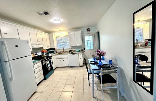 Northeast Pensacola House | Charming Getaway w 2 King Beds Laundry Backyard