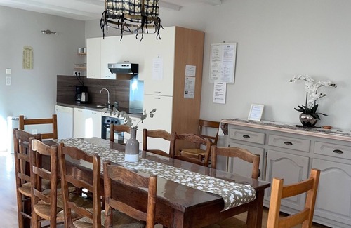 Aubenas Cottage | Charming gite F8 210m2 in park with heated pool 300 m from the Ardèche river