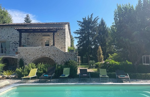Aubenas Cottage | Charming gite F8 210m2 in park with heated pool 300 m from the Ardèche river