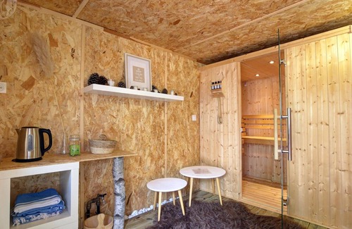 Neulise Cottage | Charming Gîte with Garden, Jacuzzi, and Sauna in Neulise