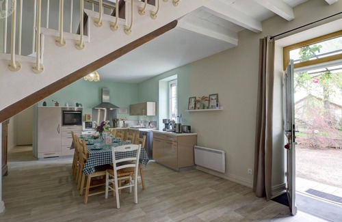 Neulise Cottage | Charming Gîte with Garden, Jacuzzi, and Sauna in Neulise