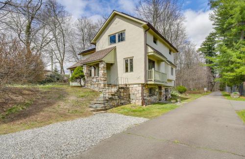 Cos Cob House | Charming Greenwich Escape Near Wooded Trails!