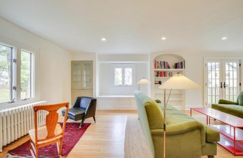 Cos Cob House | Charming Greenwich Escape Near Wooded Trails!