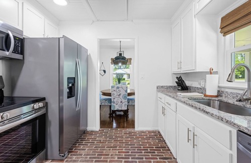 Valdosta House | Charming Guest Favorite Fenced yard Close to SGMC & VSU Luv Pets Gas Fire Pit