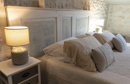Saint-Porchaire House | charming guest room with swimming pool, 4 * classified garden in the heart of the village