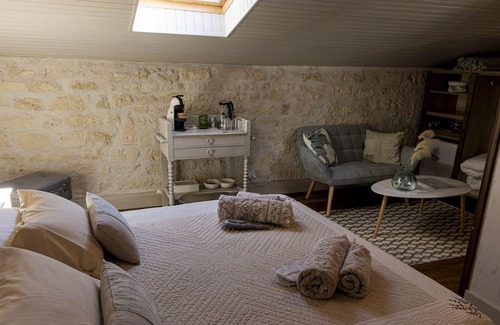 Saint-Porchaire House | charming guest room with swimming pool, 4 * classified garden in the heart of the village