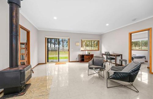 Hastings House | Charming Guesthouse Retreat in Hastings w laundry