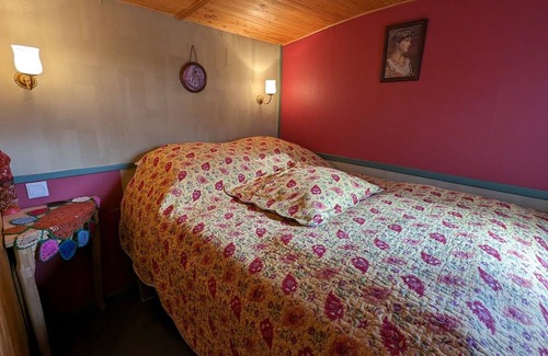 Sercoeur Bed & Breakfast | Charming Gypsy Caravan near Epinal with Comfort and Garden Oasis