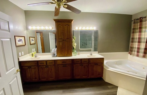 Blossom Cabin | Charming Hilltop Hideaway Lodge in Blossom TX-4 bedroom- Sleeps up to 25