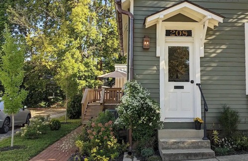 Lebanon House | Charming historic duplex within walking distance of quaint downtown attractions