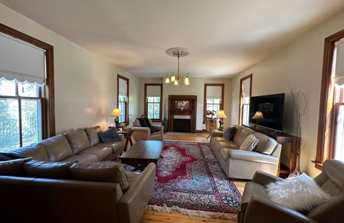 Lancaster House | Charming Historic Getaway: Unwind in Lancaster's Timeless Elegance