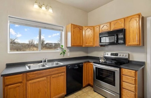 Springerville House | Charming Historic Home-30 mins to Greer-Sleeps 9- Mountain Thyme Cottage, yardnn