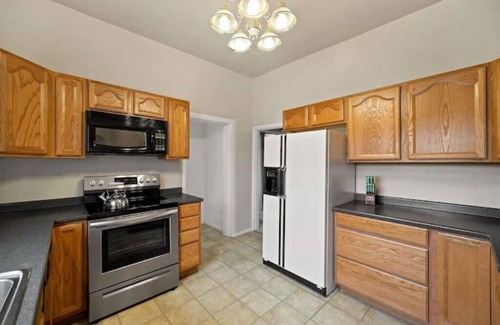 Springerville House | Charming Historic Home-30 mins to Greer-Sleeps 9- Mountain Thyme Cottage, yardnn