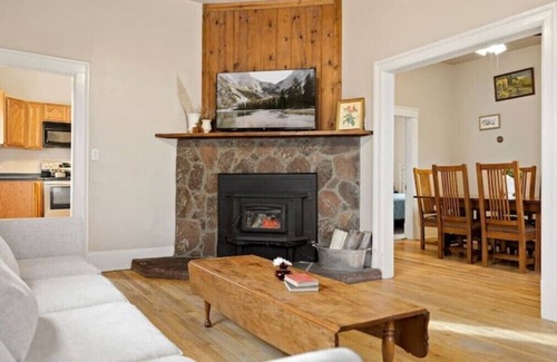Springerville House | Charming Historic Home-30 mins to Greer-Sleeps 9- Mountain Thyme Cottage, yardnn