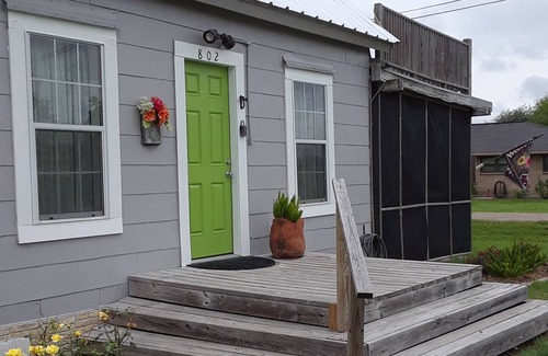 Long Mott House | Charming home 2 blocks from waterfront