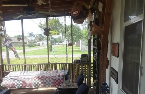 Long Mott House | Charming home 2 blocks from waterfront