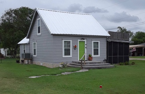 Long Mott House | Charming home 2 blocks from waterfront